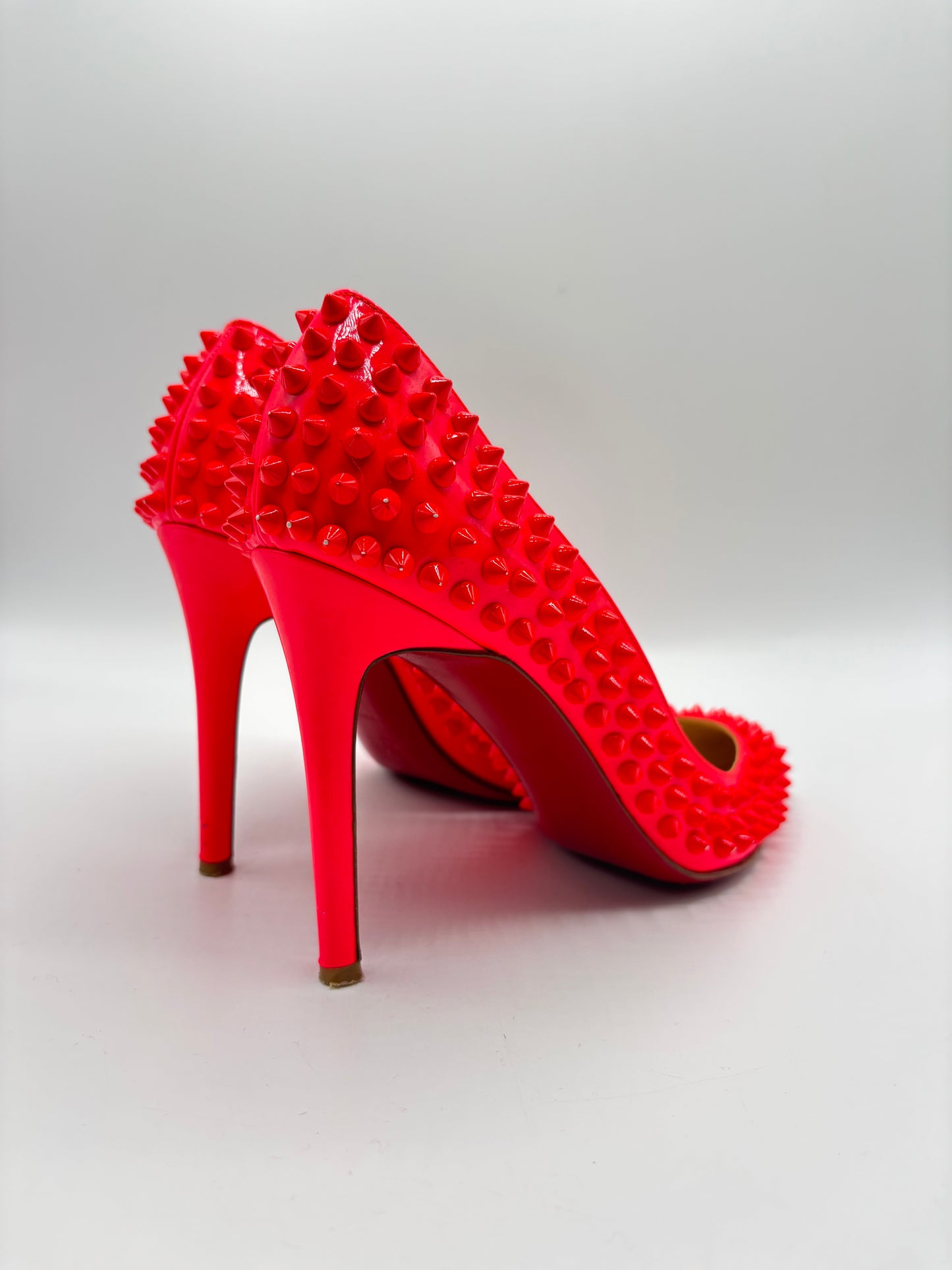 Escarpins rose à clous Louboutin - 38