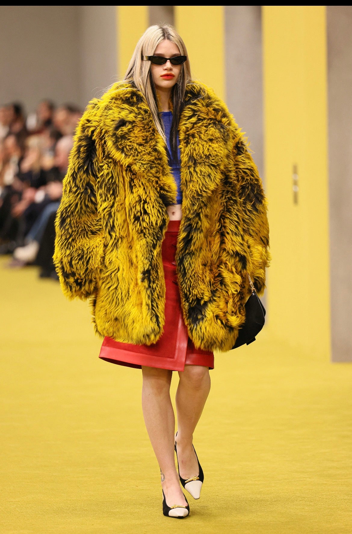 Veste Gucci en fourrure jaune et noire